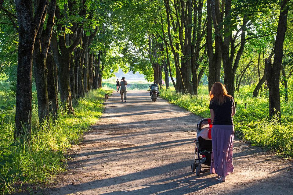 mamans qui sont en promenade